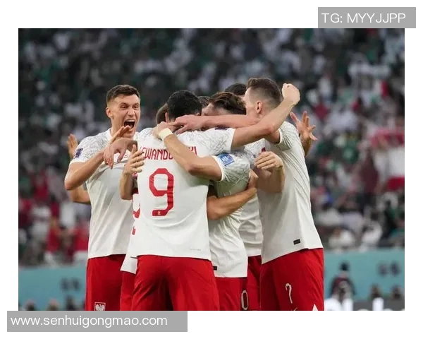 足球球星送秋衣事件引发热议 真相背后隐藏的故事与情感交织